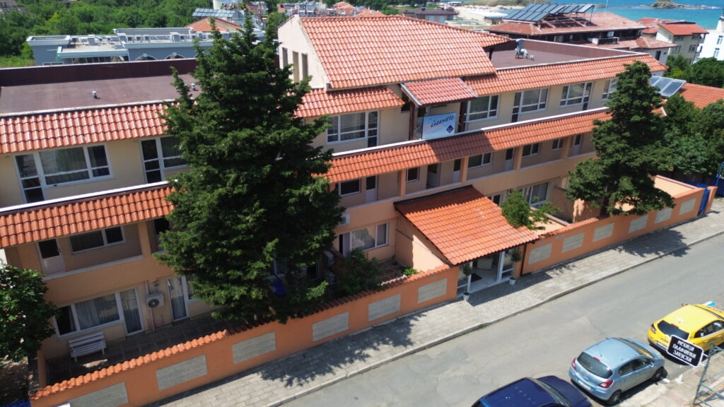 Хотелът откъм улицата